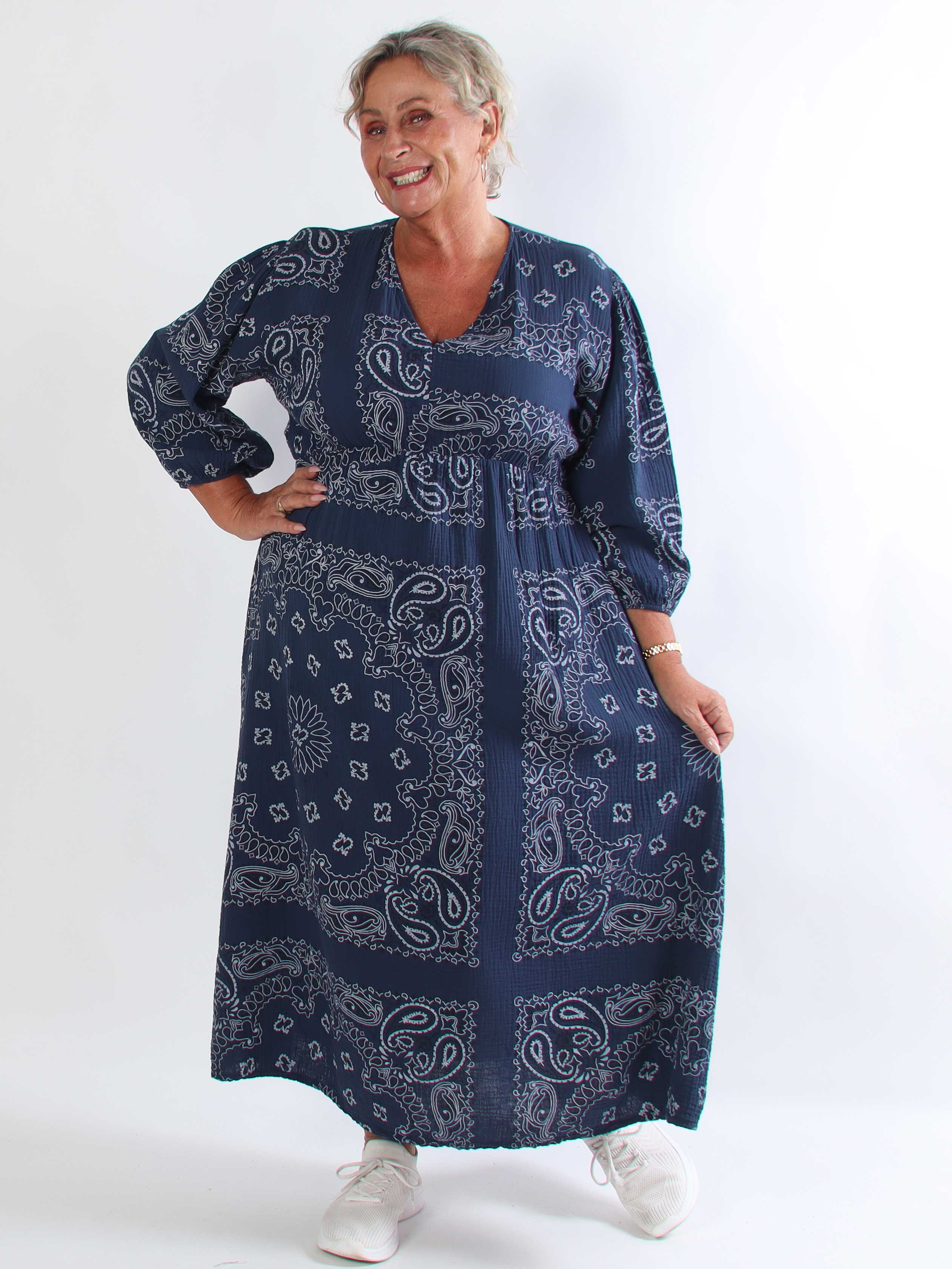 Jasmin Paisley - Plus size kjole i blød bomulds musselinstof med paisley mønster
